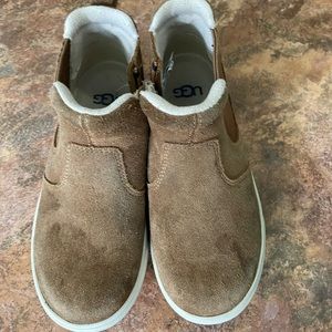Girls Ugg boots with zip on the side size 12